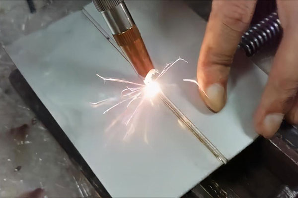 手持式激光焊接機(jī)與傳統(tǒng)焊接機(jī)比有什么優(yōu)勢(shì)？